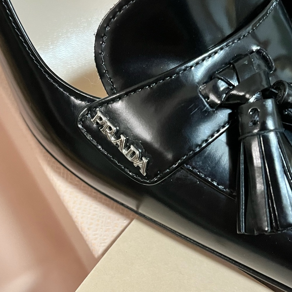 PRADA NIB AUTHENTIC VINTAGE BLACK GENUINE PATENT LEATHER PUMPS WITH TASSELS - Picture 6 of 17